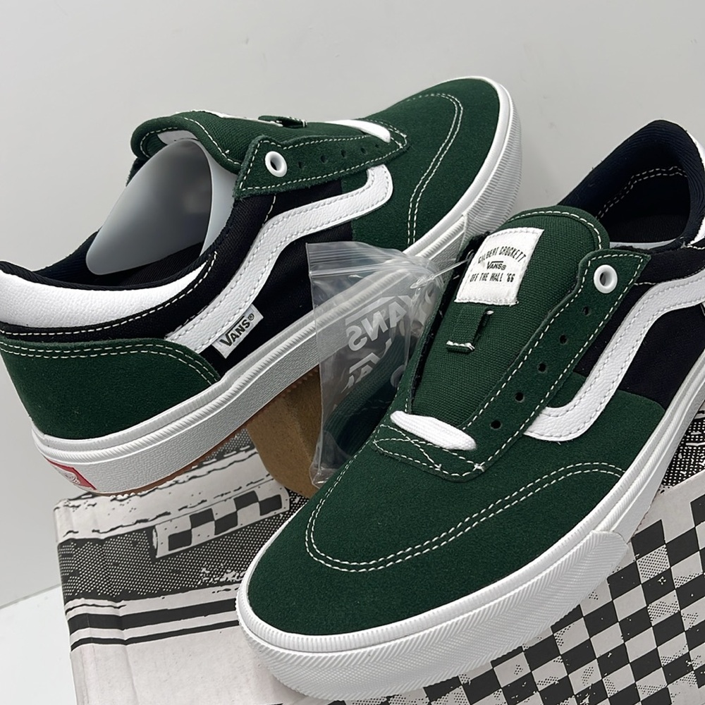 Vans Men's Green and Black Sneakers Gilbert Crocke
Dark Green/White
VN0A5JIFDGY - Picture 10 of 16